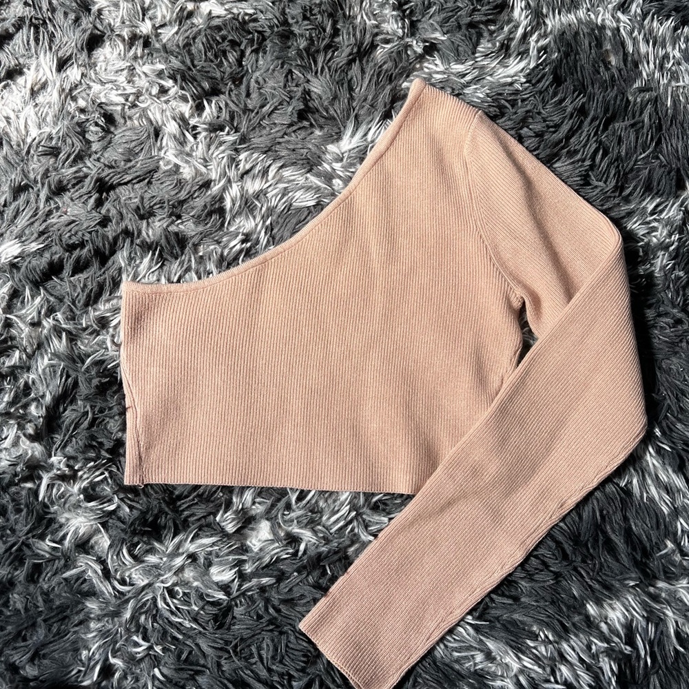 One sleeve crop top